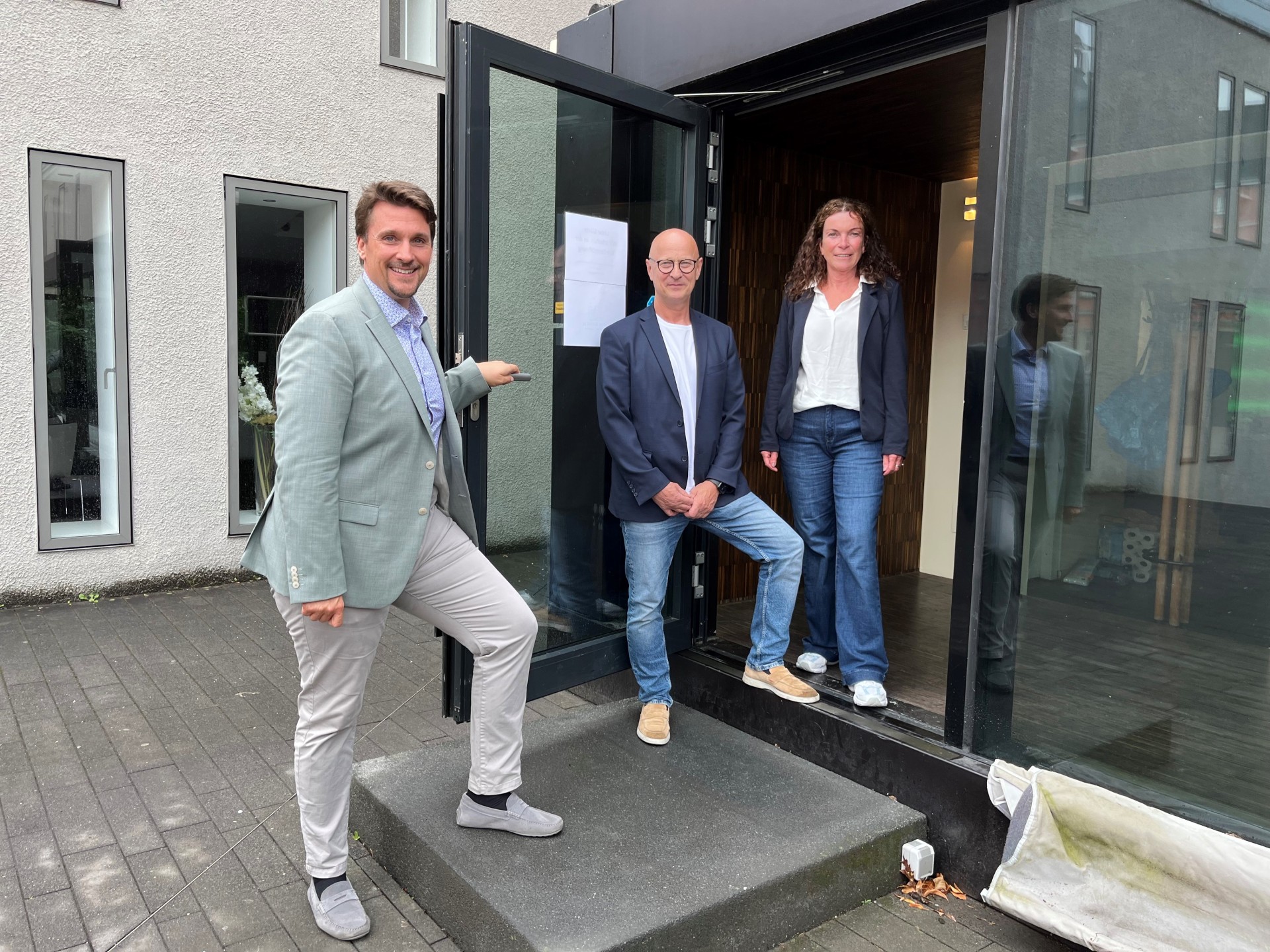 v.l. Bürgermeister Alexander Biber, Alexander und Petra Adscheid