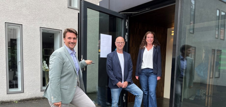 v.l. Bürgermeister Alexander Biber, Alexander und Petra Adscheid