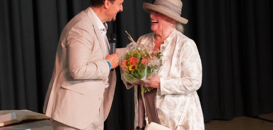 Bürgermeister Alexander Biber mit Hedwig Bäte