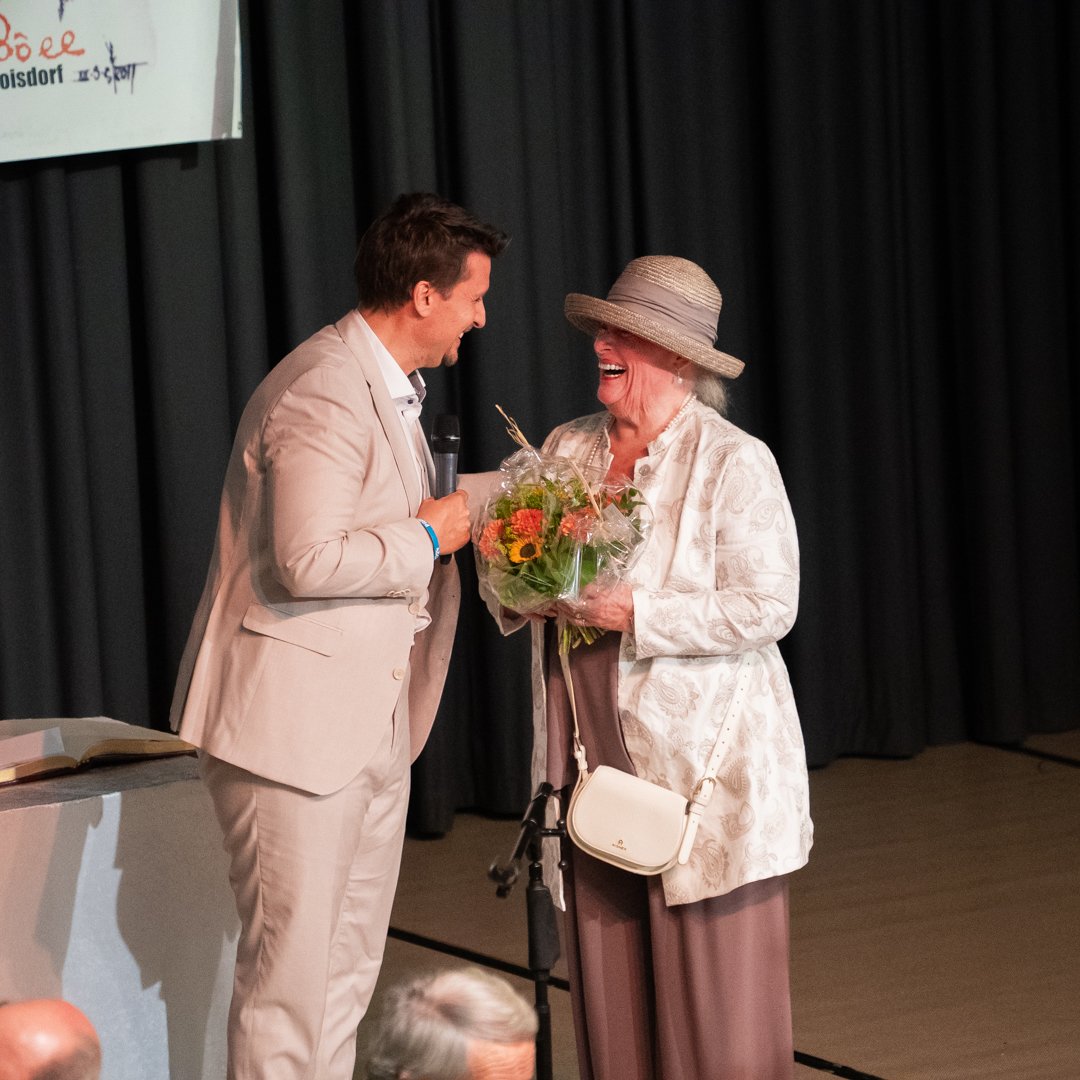 Bürgermeister Alexander Biber mit Hedwig Bäte