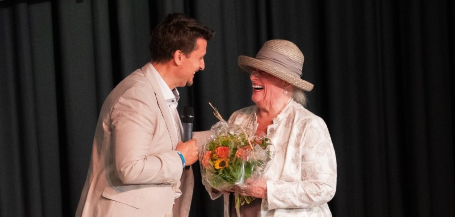 Bürgermeister Alexander Biber mit Hedwig Bäte