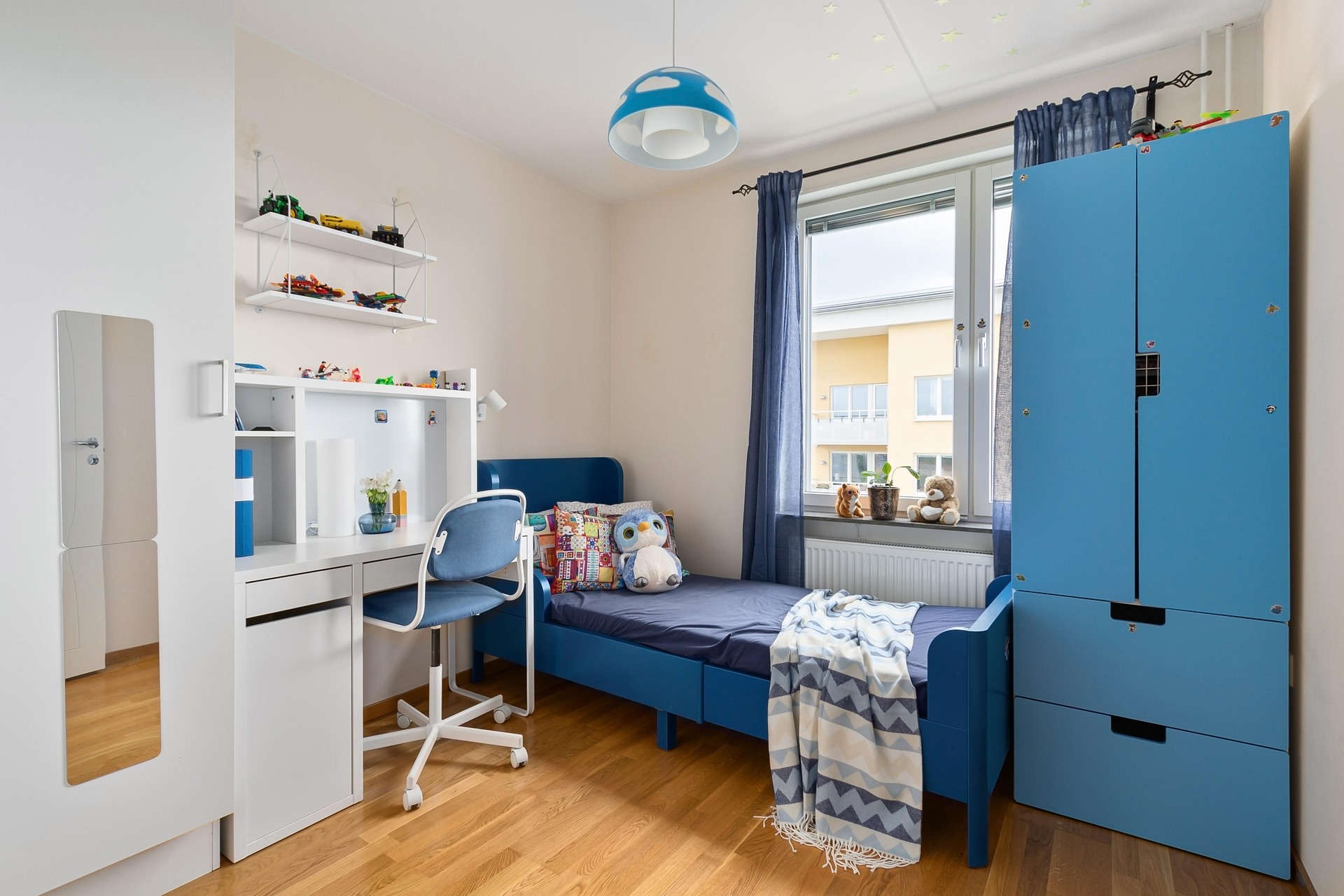 Aufgeräumtes Kinderzimmer mit Blautönen