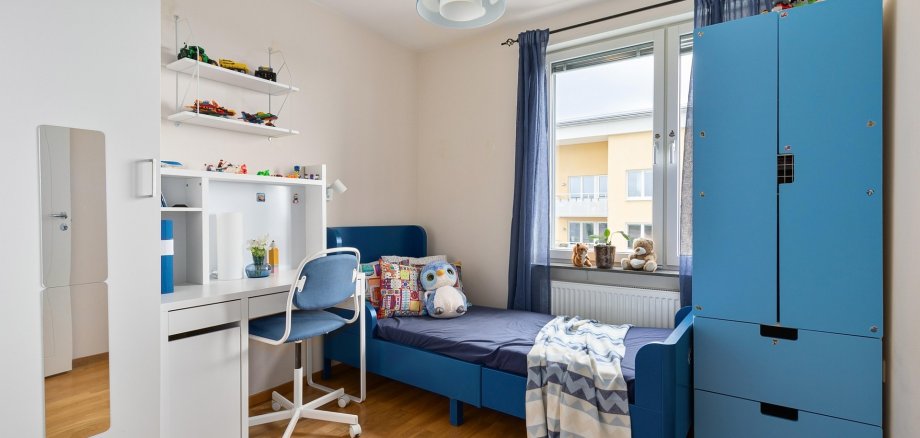 Aufgeräumtes Kinderzimmer mit Blautönen