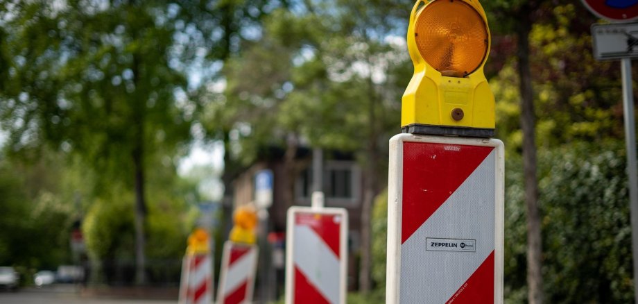 Straße mit rot-weißen Markierungsbaken