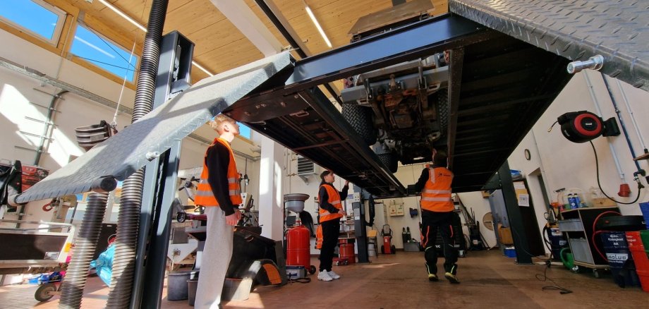 Schüler*innen besuchen Bauhof