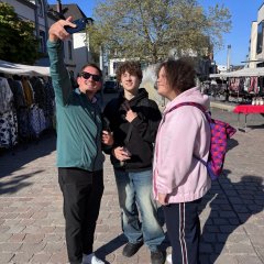 Schüler*innen bei digitaler Rallye - Link öffnet seitenüberlagerndes Dialog-Fenster