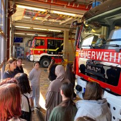 Schülerinnen bei der Feuerwehr - Link öffnet seitenüberlagerndes Dialog-Fenster