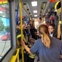 Schüler*innen bei der Feuerwehr - Link öffnet seitenüberlagerndes Dialog-Fenster