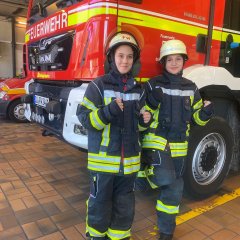 Schülerinnen bei der Feuerwehr - Link öffnet seitenüberlagerndes Dialog-Fenster