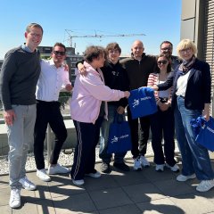 Übergabe von Dankeschöntaschen an Teilnehmende - Link öffnet seitenüberlagerndes Dialog-Fenster