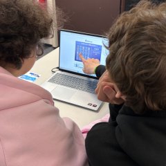 Schüler probieren ein IT-Spiel am Computer aus - Link öffnet seitenüberlagerndes Dialog-Fenster