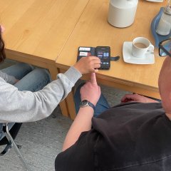 Schüler hilft mit dem Handy im Uferstübchen - Link öffnet seitenüberlagerndes Dialog-Fenster