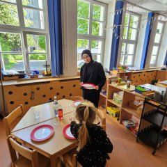 Schülerin in der Kita Niederkasseler Straße - Link öffnet seitenüberlagerndes Dialog-Fenster