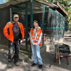 Schülerin im Waldpark vor einem Hühnergehege - Link öffnet seitenüberlagerndes Dialog-Fenster