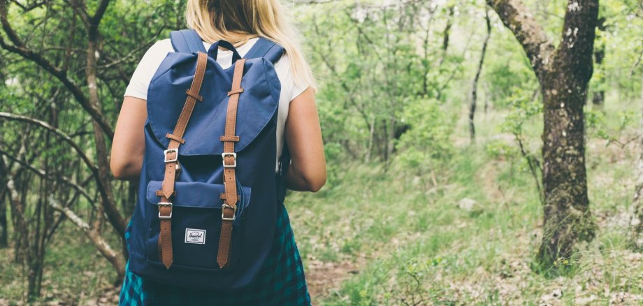 Frau geht durch den Wald