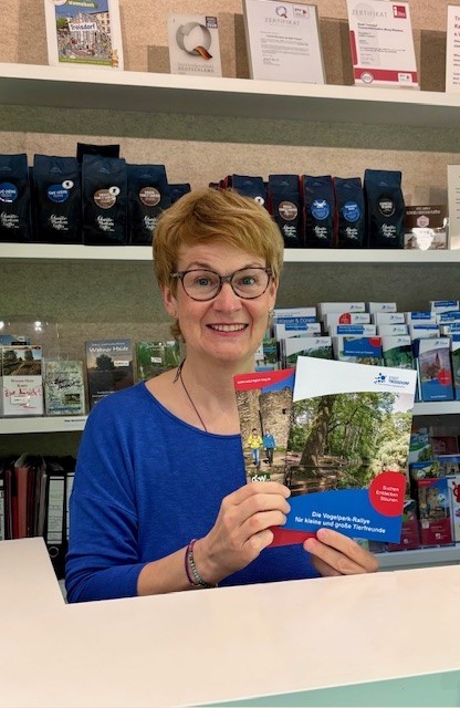eine Frau hält Broschüren