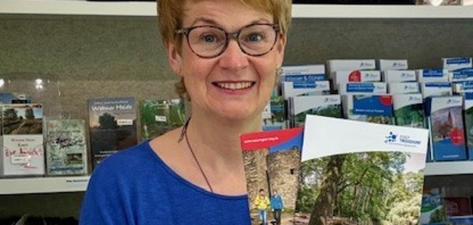 eine Frau hält Broschüren