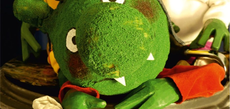 Olchi alleine in der Tonne