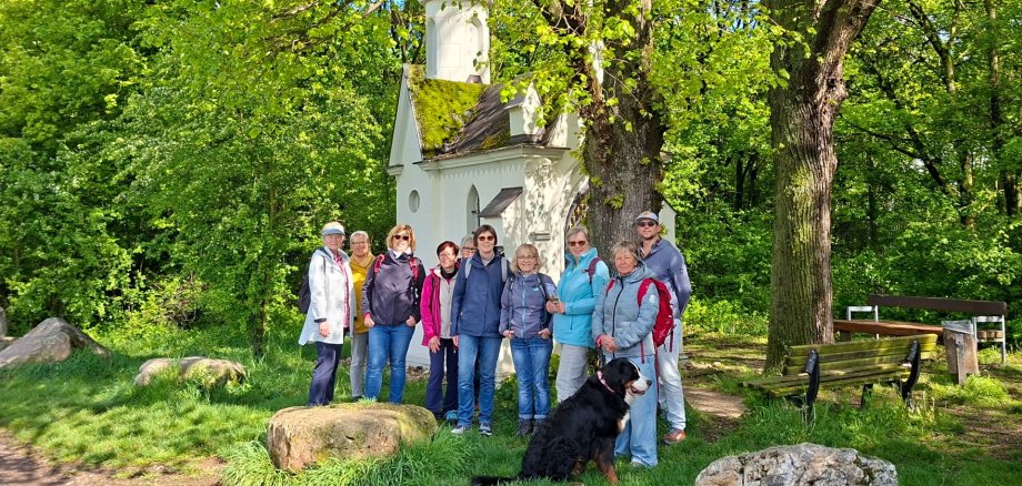 Die Teilnehmer*innen an der ersten geführten Wanderung auf dem TROPFAD an der Immakulata Kapelle