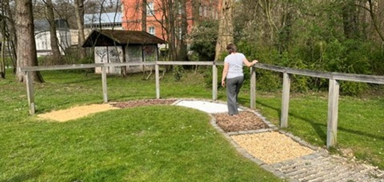 Eine Frau geht über den Barfußpfad