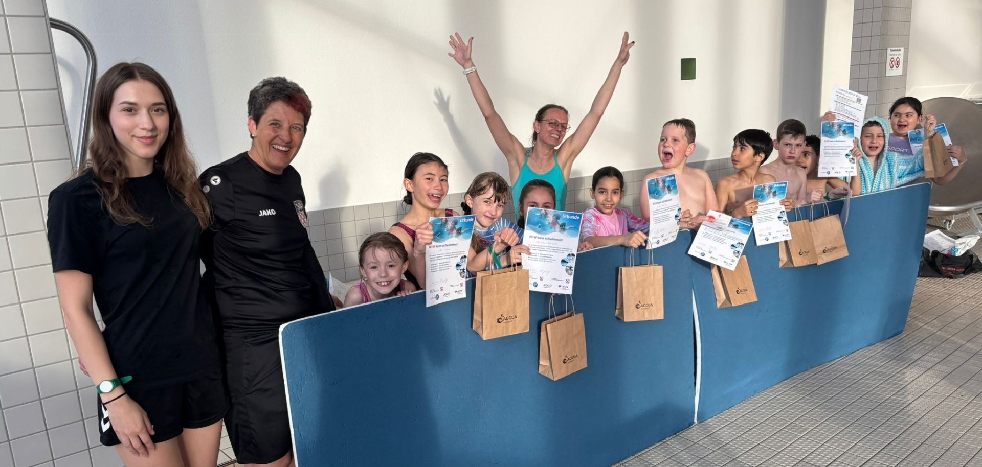 Die Kinder mit ihren Zertifikaten und die Schwimmlehrerinnen