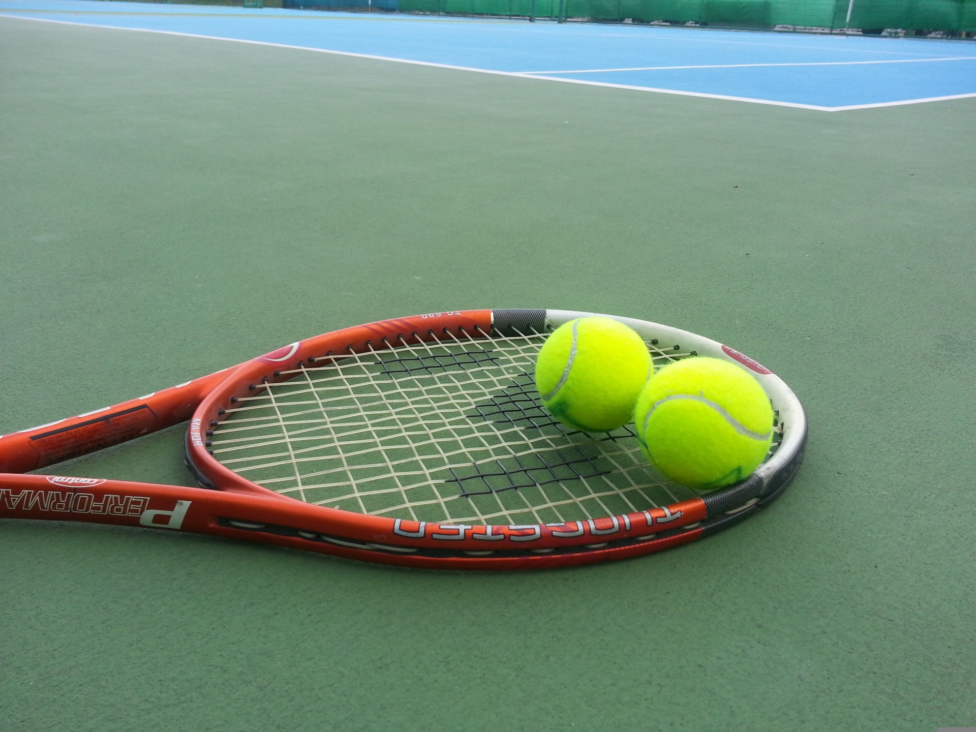 Tennisschläger und zwei Bälle