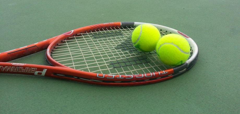 Tennisschläger und zwei Bälle