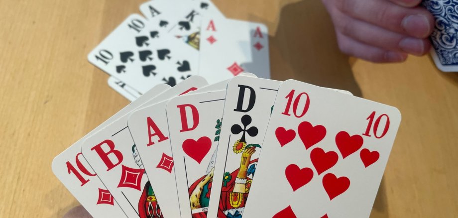 Hand mit Doppelkopfkarten