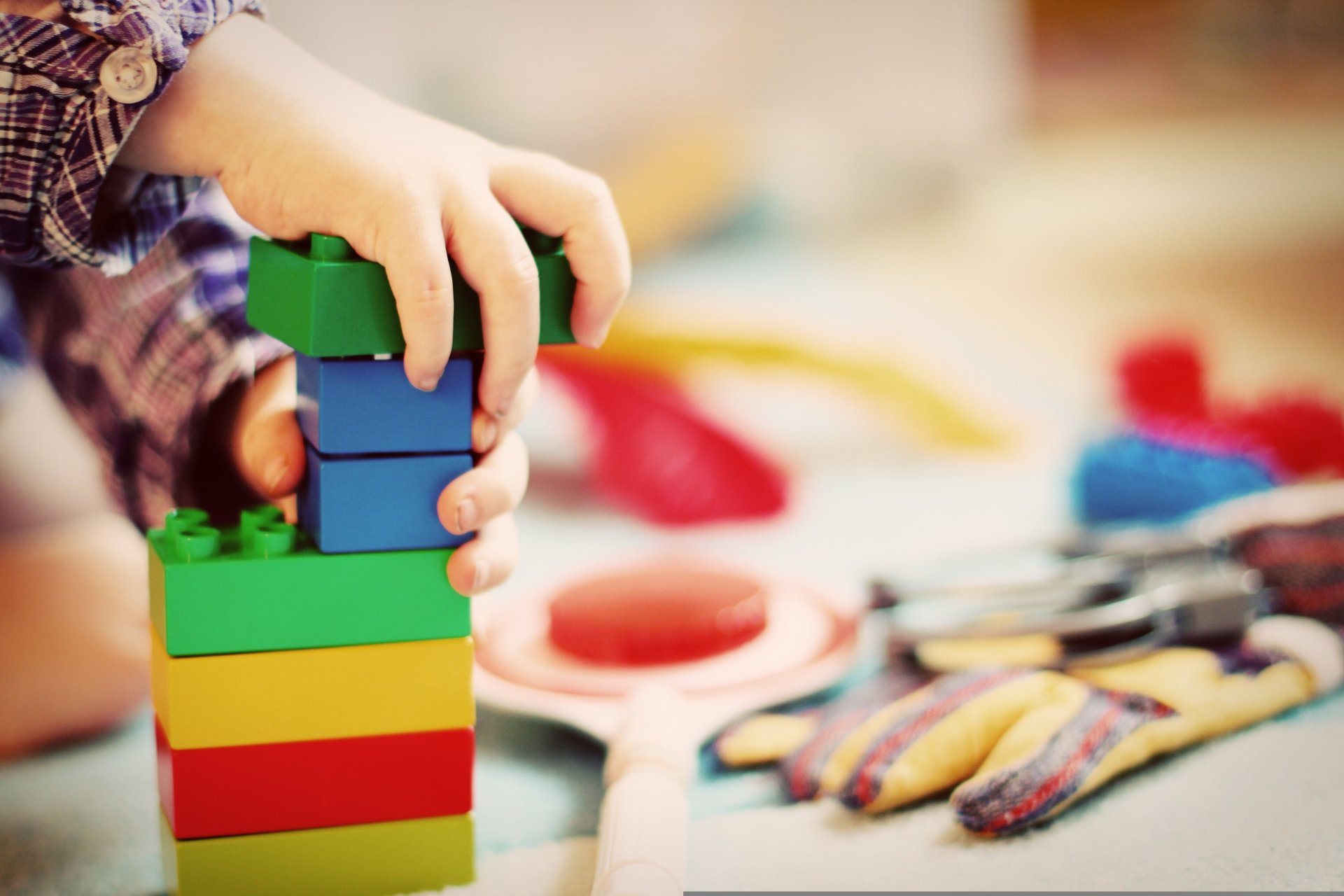 Kinderhände und Spielzeug