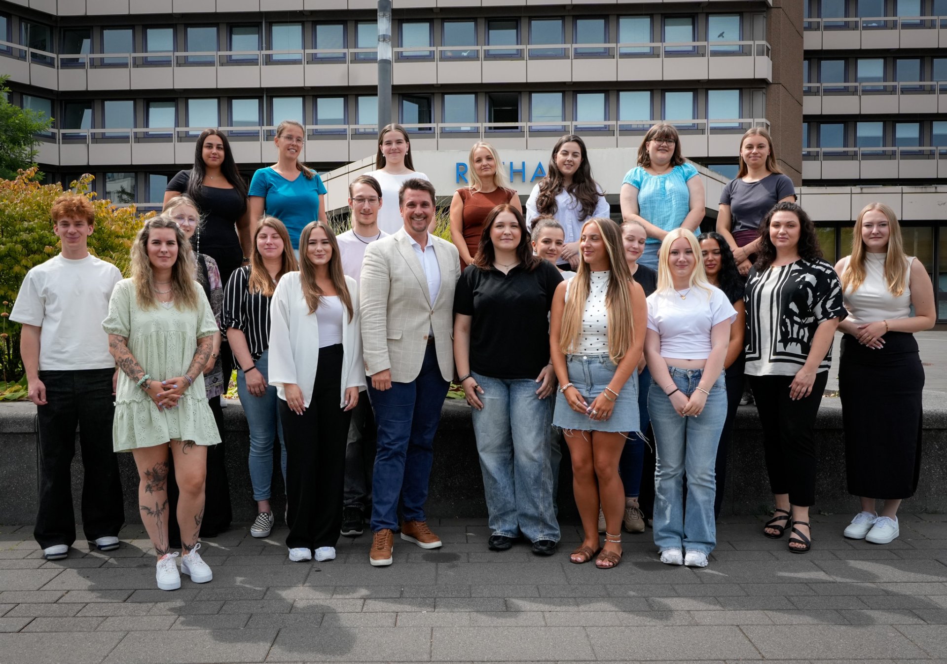 Bürgermeister Alexander Biber mit dem neuen Azubi-Jahrgang Bürgermeister Alexander Biber mit dem neuen Azubi-Jahrgang vor dem Rathaus. Gruppenbild.