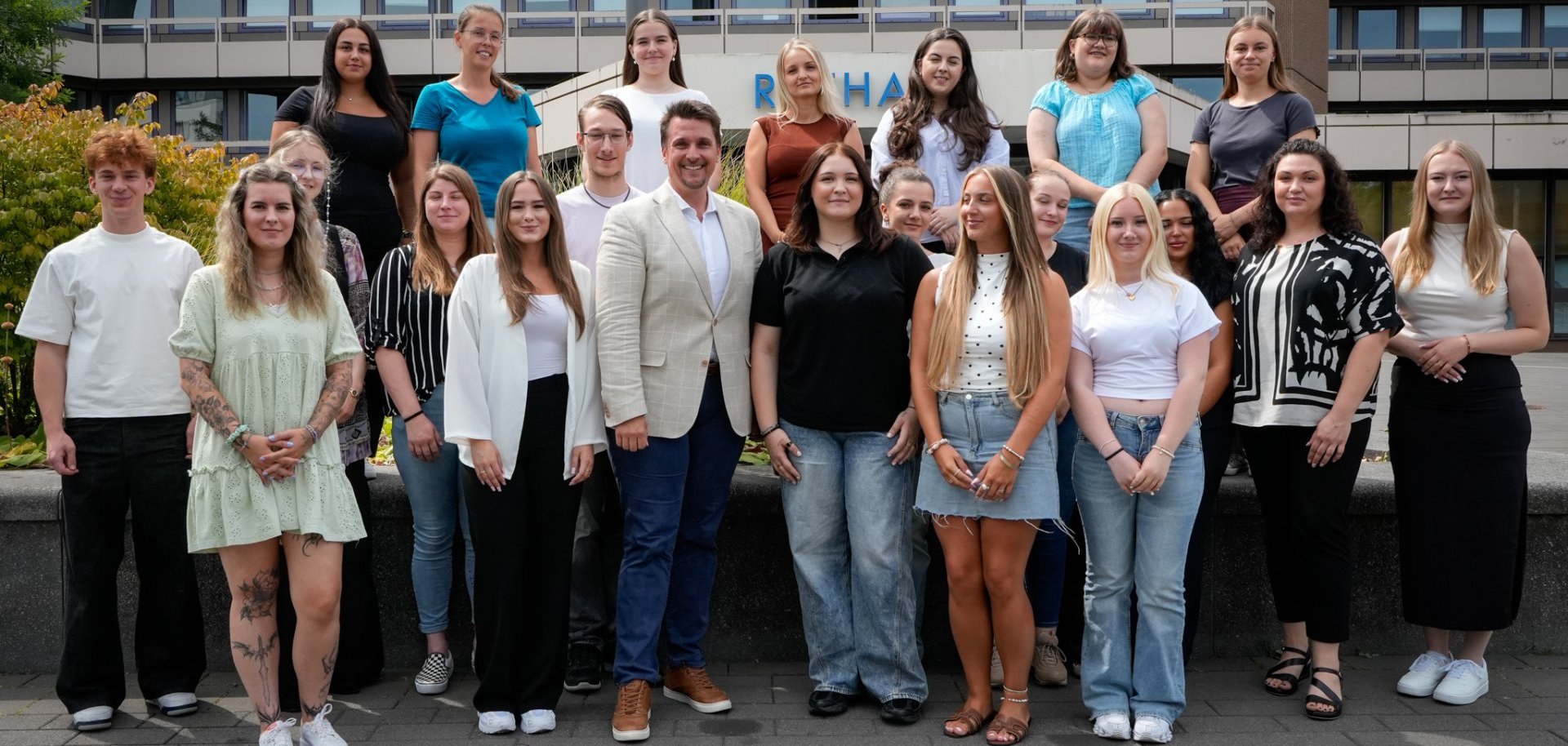 Bürgermeister Alexander Biber mit dem neuen Azubi-Jahrgang vor dem Rathaus. Gruppenbild. 