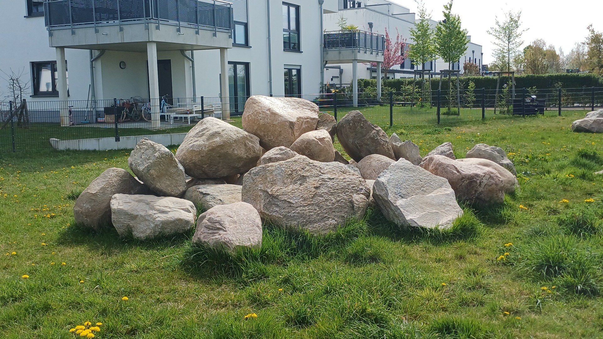 Die großen Findlinge sind bereits geliefert worden. Sie werden in der Grünanlage verteilt