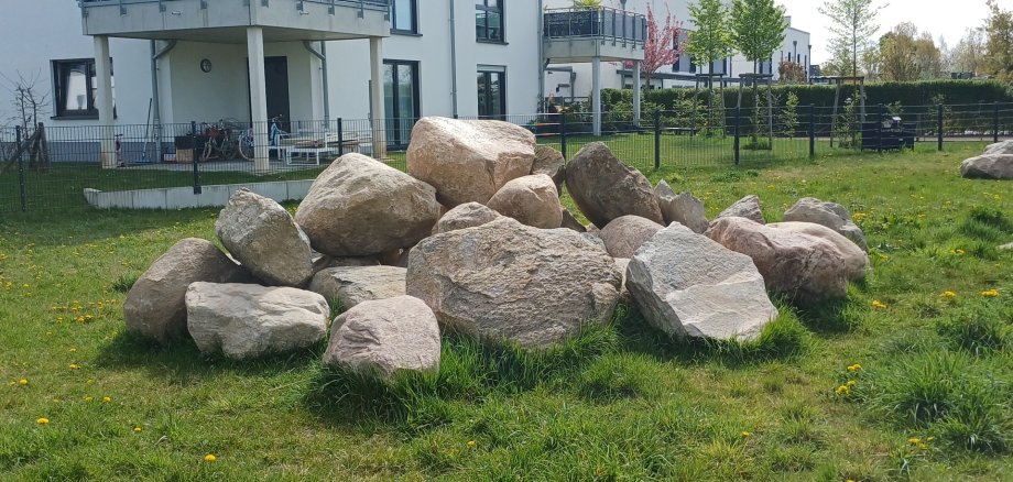 Die großen Findlinge sind bereits geliefert worden. Sie werden in der Grünanlage verteilt