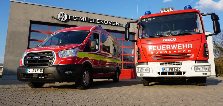 Feuerwehr Troisdorf, Löschgruppe Müllekoven Feuerwehr Troisdorf, Wagen der Löschgruppe Müllekoven vorm Feuerwerhaus