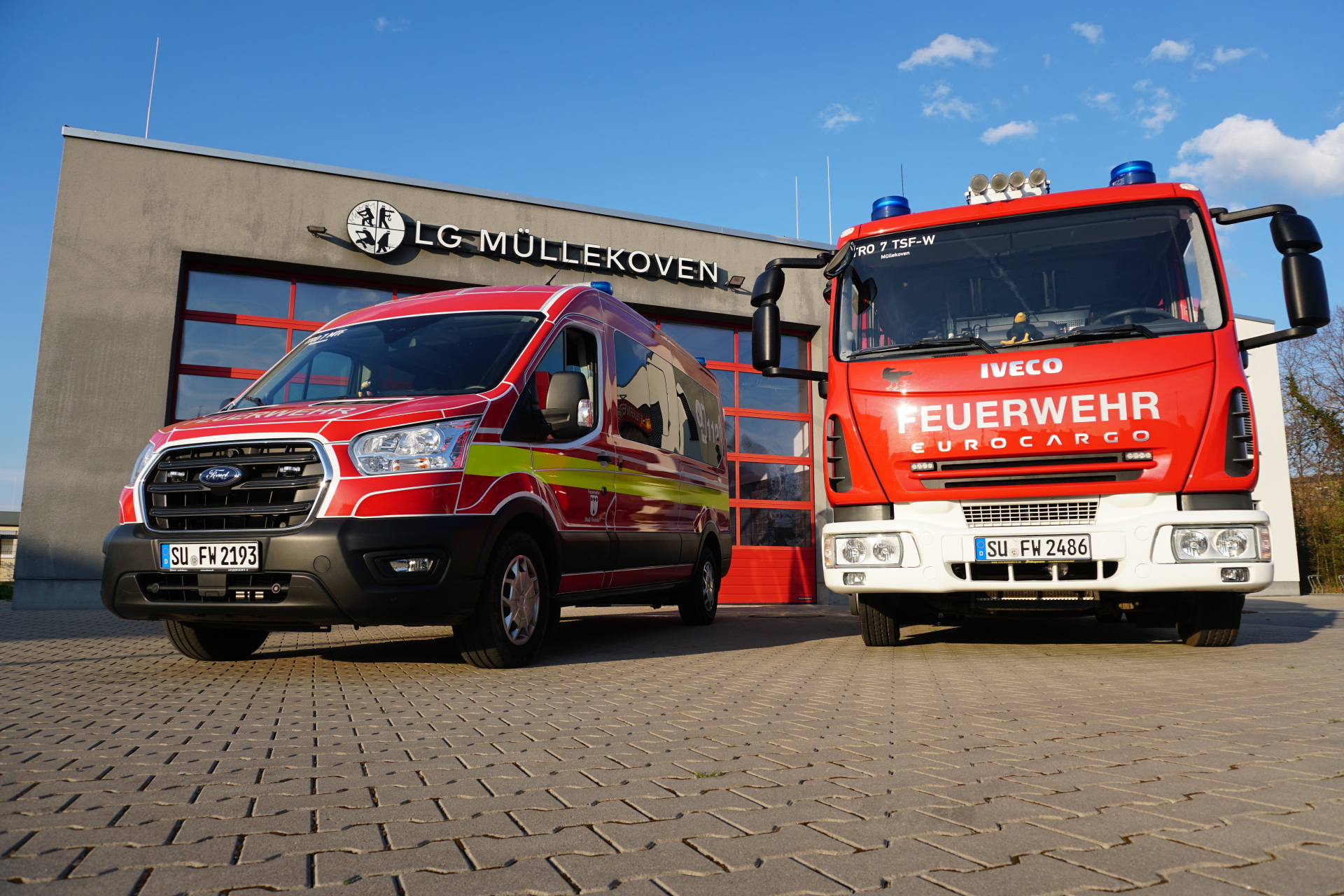 Feuerwehr Troisdorf, Wagen der Löschgruppe Müllekoven vorm Feuerwerhaus
