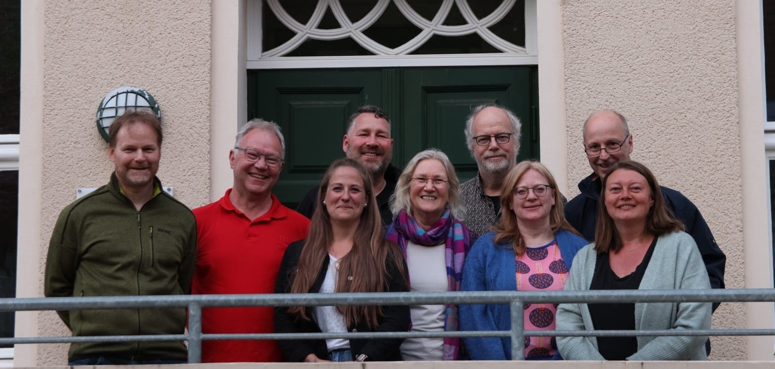 Die Gründungsmitglieder des Vereins Rote Kolonie, von links nach rechts: Armin Görg, Axel Keßler, Sandra Scheibe, Kai Dederichs, Thea Boy, Dirk Blotevogel, Katja Wintjen, Hauke Wintjen, Bianca Dederichs. Foto: Hauke Wintjen.