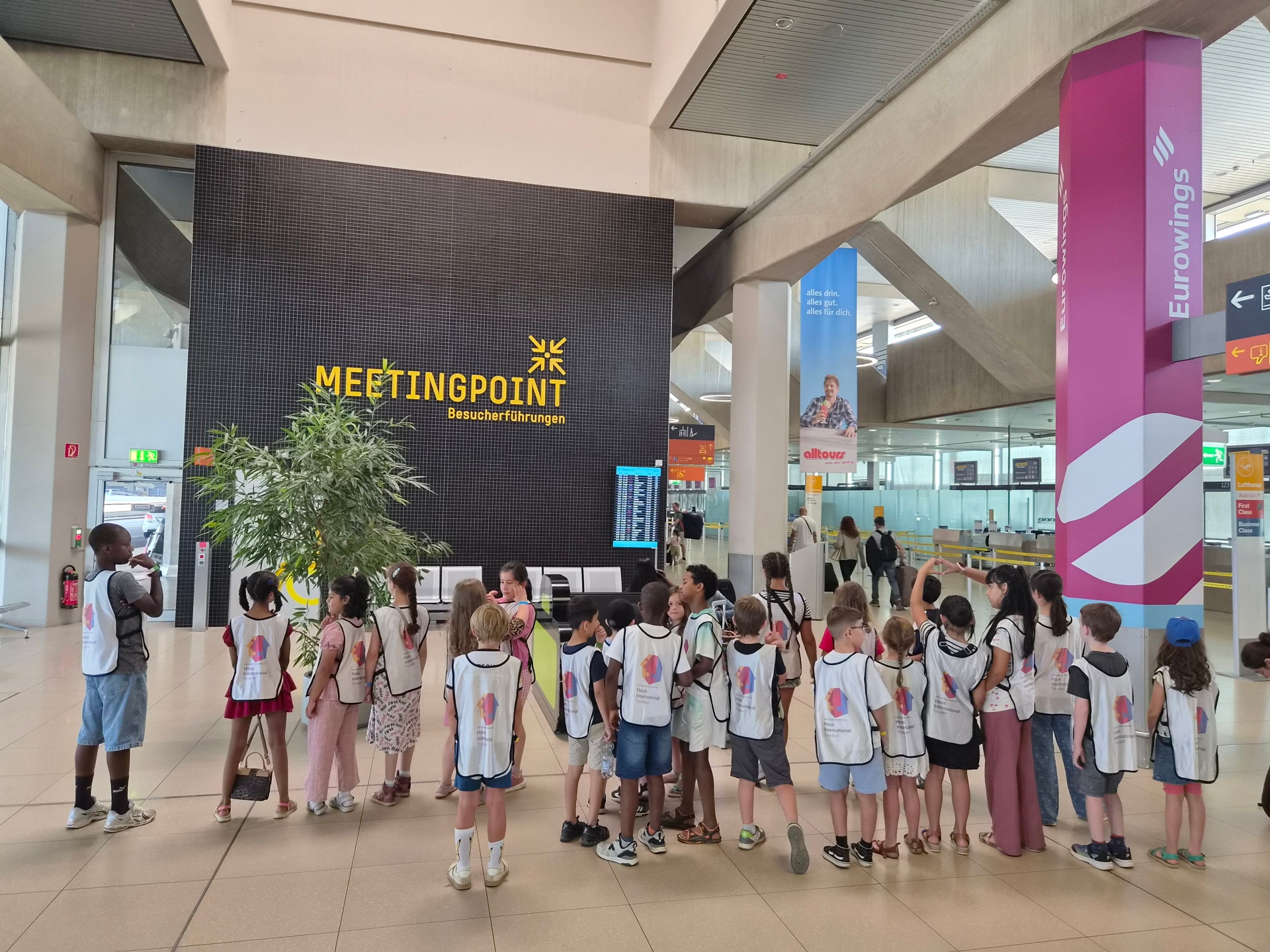 Kindergruppe im Flughafen