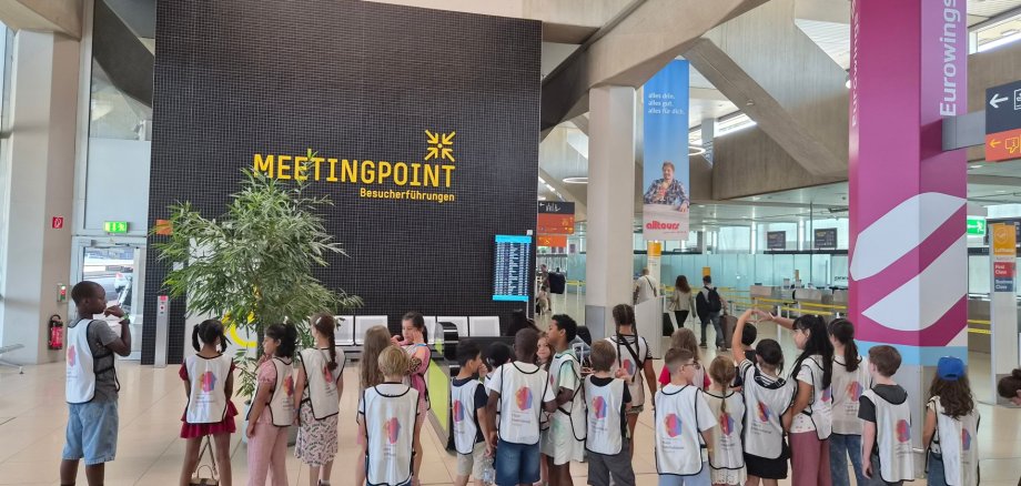 Kindergruppe im Flughafen