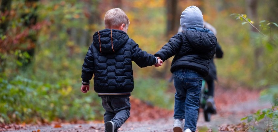 Kinder im Wald
