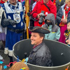 Herr Biber hält eine Rede im Topf 