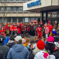 Die Versammlung zu Rathausstürmung vor dem Rathaus.