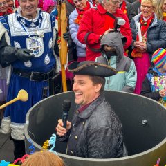 Herr Biber hält eine Rede im Topf