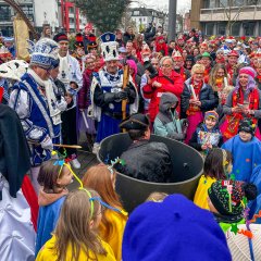 Herr Biber hält eine Rede im Topf, um ihn rum alles Karnevalsbegeisterten