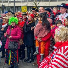 Verkleidete Karnevalisten vor dem Rathaus