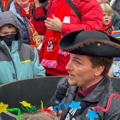 MB Biber hält eine Rede, gebückt im symbolischen Topf