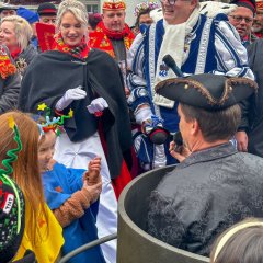 BM Biber redet, im Topf sitzend mit verkleideten Kindern. 