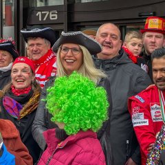 Frau Duggan und Frau Gaspers verkleidet vor dem Eingang des Rathauses