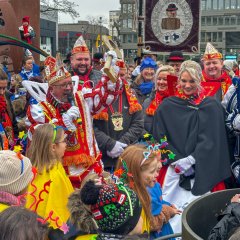 Der Prinz redet mit Mikrofon zu Herr Biber