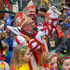Der Prinz redet mit Mikrofon zu Herr Biber