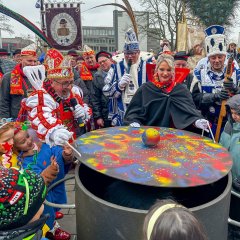 Der Prinz legt den Deckel auf den im Topf sitzenden Bürgermeister